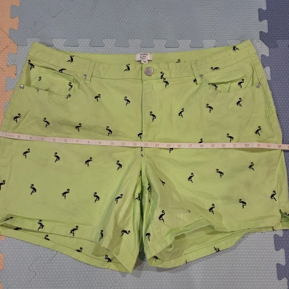 Crown & Ivy Women's Green Flamingo Print Shorts Size 24W - Picture 5 of 10